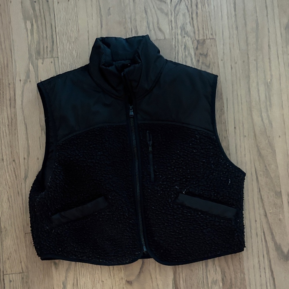 Black faux Sherpa Zip-Up Vest. Two tone/fabric Small tall. Cropped